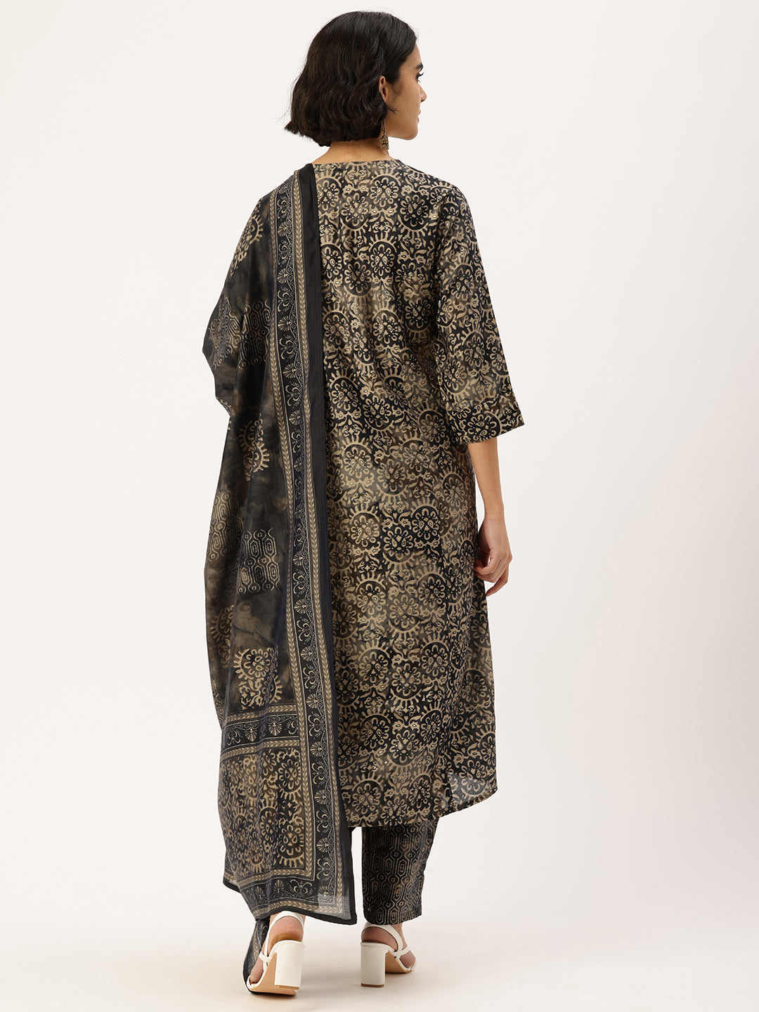 Grey Floral Printed Kurta with Trousers & With Dupatta, Grey Kurta Set, Floral Printed Kurta, Grey Floral Kurta Set, Kurta with Trousers, Kurta with Dupatta, Kurta Pant Set, Kurta Pant Dupatta Set, Printed Kurta Set, Floral Kurta Set, Women Ethnic Wear